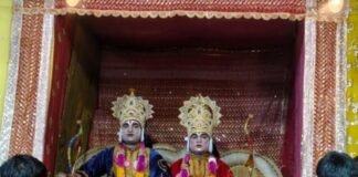 विशेश्वरगंज में रामलीला के दौरान धनुष यज्ञ और लक्ष्मण-परशुराम संवाद:कलाकारों ने शानदार अभिनय से दर्शकों का मन मोहा, श्रीराम ने तोड़ा शिव धनुष विशेश्वरगंज में रामलीला के दौरान धनुष यज्ञ और लक्ष्मण-परशुराम संवाद:कलाकारों ने शानदार अभिनय से दर्शकों का मन मोहा, श्रीराम ने तोड़ा शिव धनुष