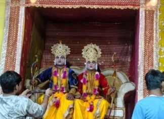 विशेश्वरगंज में रामलीला के दौरान धनुष यज्ञ और लक्ष्मण-परशुराम संवाद:कलाकारों ने शानदार अभिनय से दर्शकों का मन मोहा, श्रीराम ने तोड़ा शिव धनुष विशेश्वरगंज में रामलीला के दौरान धनुष यज्ञ और लक्ष्मण-परशुराम संवाद:कलाकारों ने शानदार अभिनय से दर्शकों का मन मोहा, श्रीराम ने तोड़ा शिव धनुष
