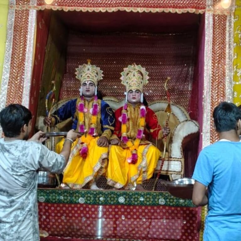 विशेश्वरगंज में रामलीला के दौरान धनुष यज्ञ और लक्ष्मण-परशुराम संवाद:कलाकारों ने शानदार अभिनय से दर्शकों का मन मोहा, श्रीराम ने तोड़ा शिव धनुष