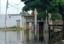 पयागपुर के काली मंदिर में भरा पानी:श्रद्धालुओं में निराशा, पूजा-अर्चना में परेशानी; लोगों ने प्रशासन से समाधान मांगा पयागपुर के काली मंदिर में भरा पानी:श्रद्धालुओं में निराशा, पूजा-अर्चना में परेशानी; लोगों ने प्रशासन से समाधान मांगा