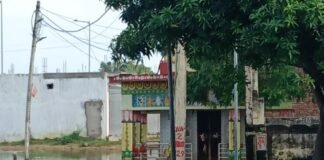 पयागपुर के काली मंदिर में भरा पानी:श्रद्धालुओं में निराशा, पूजा-अर्चना में परेशानी; लोगों ने प्रशासन से समाधान मांगा पयागपुर के काली मंदिर में भरा पानी:श्रद्धालुओं में निराशा, पूजा-अर्चना में परेशानी; लोगों ने प्रशासन से समाधान मांगा