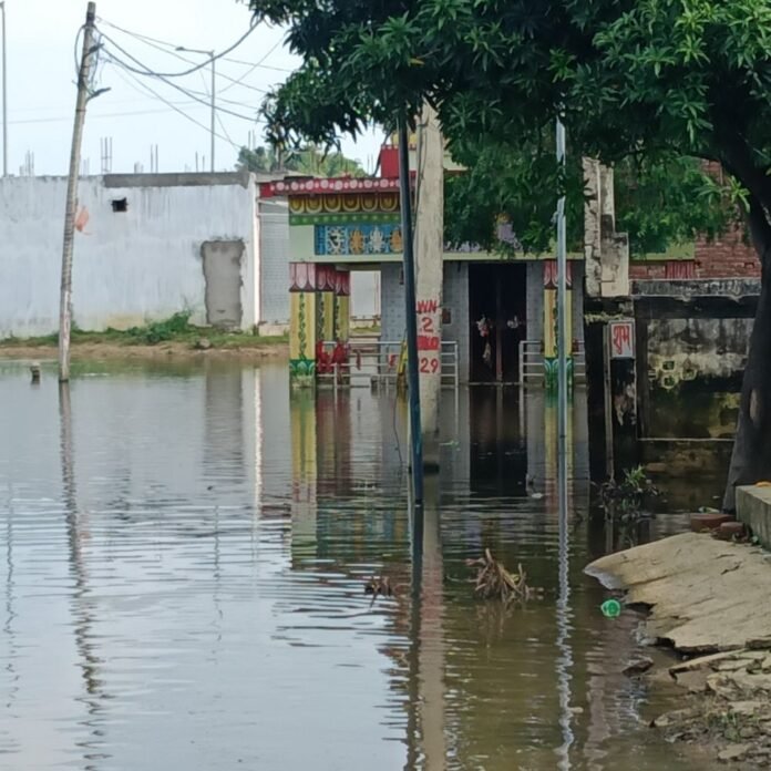 08d90979-5e2b-47ff-a14c-97c212af486e_1791535861678.jpg पयागपुर के काली मंदिर में भरा पानी:श्रद्धालुओं में निराशा, पूजा-अर्चना में परेशानी; लोगों ने प्रशासन से समाधान मांगा