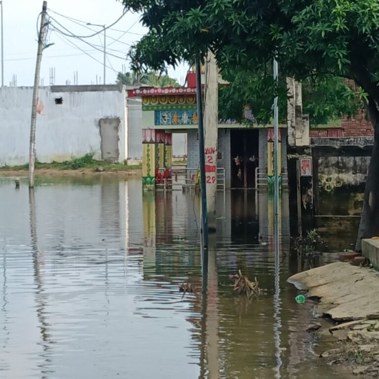 पयागपुर के काली मंदिर में भरा पानी:श्रद्धालुओं में निराशा, पूजा-अर्चना में परेशानी; लोगों ने प्रशासन से समाधान मांगा