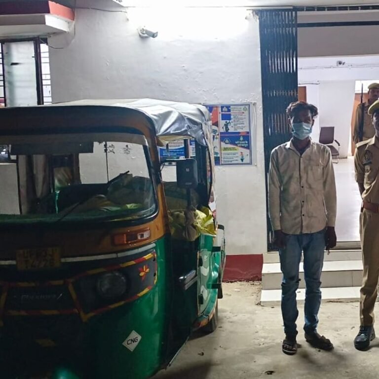कोल्हुई पुलिस ने ऑटो से खाद और डाई पकड़ी:भारत-नेपाल सीमा के पास 7 बोरी यूरिया और 2 बोरी डाई मिलीं, युवक गिरफ्तार