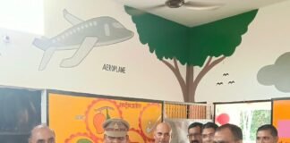 मुंडेरवा स्कूल प्रधानाध्यापक ने 113 बच्चों को मुफ्त बैग दिए:समाजसेवी की पहल से बच्चों के चेहरे खिले मुंडेरवा स्कूल प्रधानाध्यापक ने 113 बच्चों को मुफ्त बैग दिए:समाजसेवी की पहल से बच्चों के चेहरे खिले