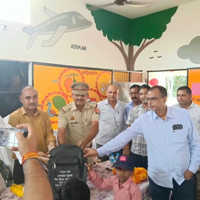 मुंडेरवा स्कूल प्रधानाध्यापक ने 113 बच्चों को मुफ्त बैग दिए:समाजसेवी की पहल से बच्चों के चेहरे खिले