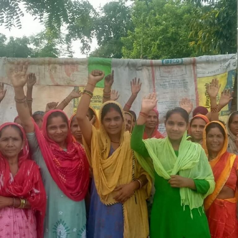 बढ़ियनपुरवा में तेंदुए के शिकार से महिलाओं का फूटा गुस्सा:अंधेरे का फायदा उठाकर मवेशियों का कर रहे शिकार, पकड़ने की मांग
