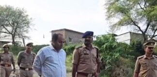 दुर्गा प्रतिमा विसर्जन स्थलों का SDM-CO ने किया निरीक्षण:महराजगंज में नाविकों-गोताखोरों की रहेगी तैनाती, भीड़ प्रबंधन से निपटने के दिए निर्देश दुर्गा प्रतिमा विसर्जन स्थलों का SDM-CO ने किया निरीक्षण:महराजगंज में नाविकों-गोताखोरों की रहेगी तैनाती, भीड़ प्रबंधन से निपटने के दिए निर्देश