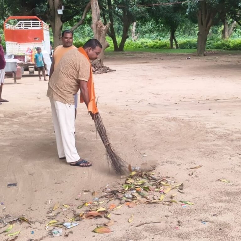 टोडी पुरवा समय माता मंदिर में चला स्वच्छता अभियान:संगठन के कार्यकर्ताओं और नागरिकों ने किया श्रमदान, 'स्वच्छ श्रावस्ती सुंदर श्रावस्ती' का दिया संदेश
