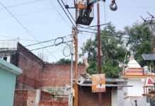 रिसिया में नवरात्रि से पहले बिजली लाइनों की मरम्मत शुरू:SDM ने 10 अक्टूबर तक ठीक कराने का दिया था आश्वासन रिसिया में नवरात्रि से पहले बिजली लाइनों की मरम्मत शुरू:SDM ने 10 अक्टूबर तक ठीक कराने का दिया था आश्वासन