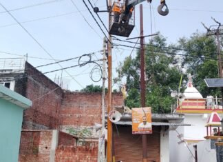 रिसिया में नवरात्रि से पहले बिजली लाइनों की मरम्मत शुरू:SDM ने 10 अक्टूबर तक ठीक कराने का दिया था आश्वासन रिसिया में नवरात्रि से पहले बिजली लाइनों की मरम्मत शुरू:SDM ने 10 अक्टूबर तक ठीक कराने का दिया था आश्वासन