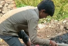 प्रधान ने नहीं सुनी, ग्रामीणों ने खुद ठीक की सड़क:कुर्थिया-कठमोरवा मार्ग पर कीचड़ हटाया, नाली बनाने की मांग प्रधान ने नहीं सुनी, ग्रामीणों ने खुद ठीक की सड़क:कुर्थिया-कठमोरवा मार्ग पर कीचड़ हटाया, नाली बनाने की मांग