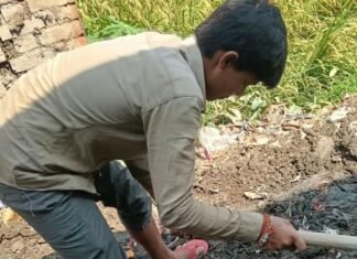 प्रधान ने नहीं सुनी, ग्रामीणों ने खुद ठीक की सड़क:कुर्थिया-कठमोरवा मार्ग पर कीचड़ हटाया, नाली बनाने की मांग प्रधान ने नहीं सुनी, ग्रामीणों ने खुद ठीक की सड़क:कुर्थिया-कठमोरवा मार्ग पर कीचड़ हटाया, नाली बनाने की मांग