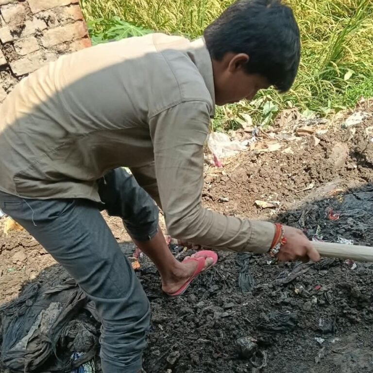 प्रधान ने नहीं सुनी, ग्रामीणों ने खुद ठीक की सड़क:कुर्थिया-कठमोरवा मार्ग पर कीचड़ हटाया, नाली बनाने की मांग