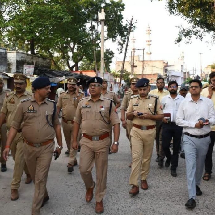 डुमरियागंज में डीएम-एसपी ने किया फ्लैग मार्च:शांति और सौहार्द बनाए रखने की अपील
