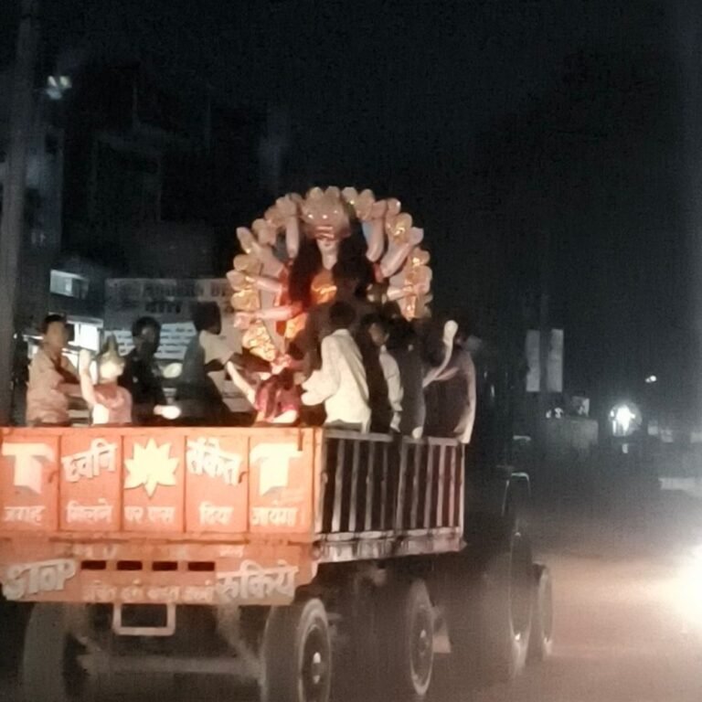 दुर्गा पूजा के लिए पंडालों तक पहुंचाई जा रहीं प्रतिमा:लालगंज में भक्तों में दिख रहा उत्साह