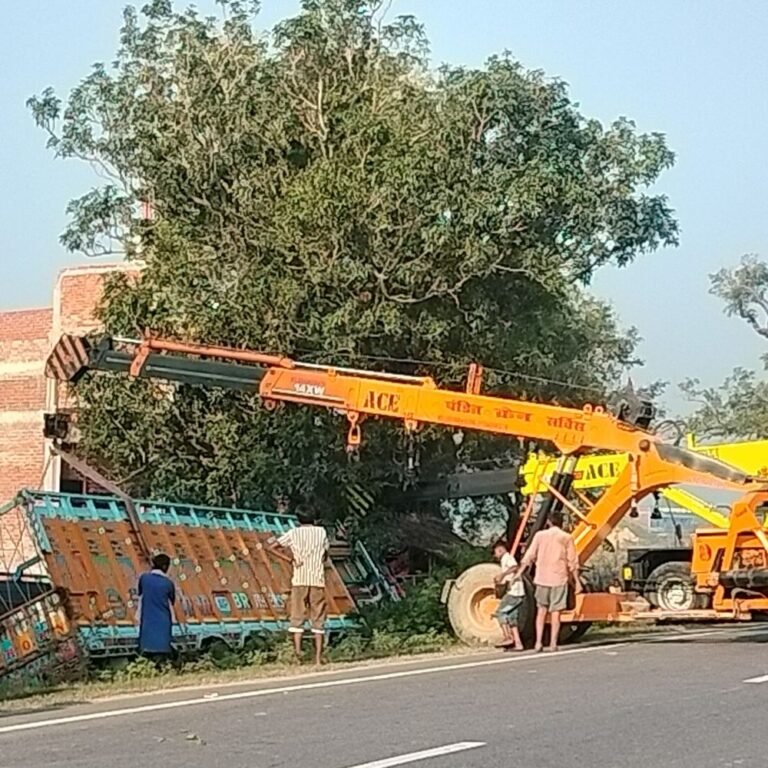 नेशनल हाईवे पर अनियंत्रित होकर खाई में पलटा ट्रक:NH 730 पर बलरामपुर से बहराइच जा रहा था, सीता द्वार मोड़ के पास हुआ हादसा