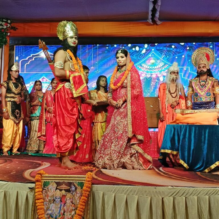 रामलीला में बरसी प्रभु श्रीराम की भक्ति:सिसवा में धनुष यज्ञ और सीता स्वयंवर से सजी रामलीला, वनगमन का मार्मिक मंचन देख भावुक हुए श्रद्धालु