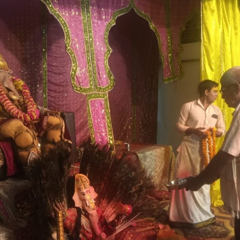 रामलीला में नारद मोह और रावण जन्म का मंचन:रिसिया में शताब्दी वर्ष मना रहे महोत्सव में वृंदावन के कलाकारों ने किया प्रदर्शन