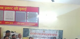 छात्राओं ने शारदीय नवरात्रि पर बेचीं कलात्मक चुनरियां:शिक्षिका के मार्गदर्शन में सीखा मार्केटिंग और उद्यमिता का हुनर छात्राओं ने शारदीय नवरात्रि पर बेचीं कलात्मक चुनरियां:शिक्षिका के मार्गदर्शन में सीखा मार्केटिंग और उद्यमिता का हुनर