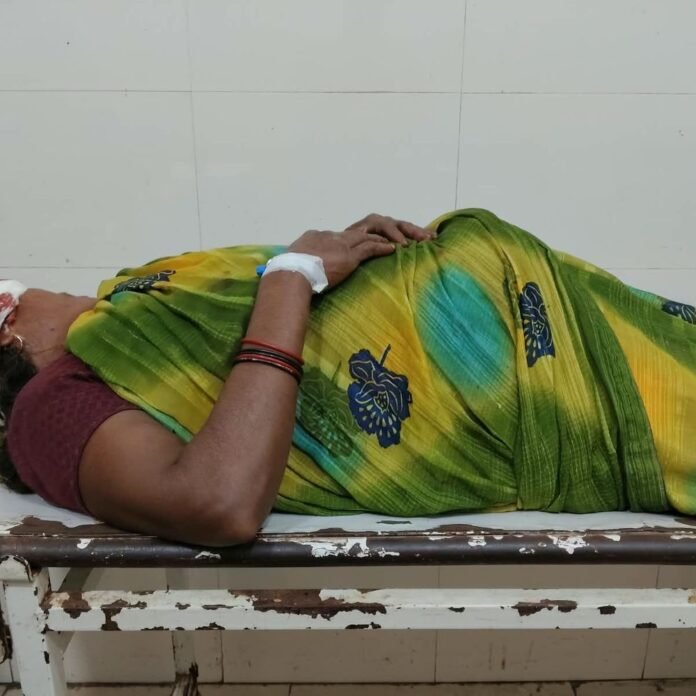 0dfe56fb-9e7b-49eb-980e-dc95ede9e9c5_1791645100336.jpg हड्डा मारने की कोशिश में हुआ सर में घुसा हसिया:हड्डा मारने की कोशिश में हुआ हादसा, गंभीर हालत में जिला अस्पताल महराजगंज मे भर्ती