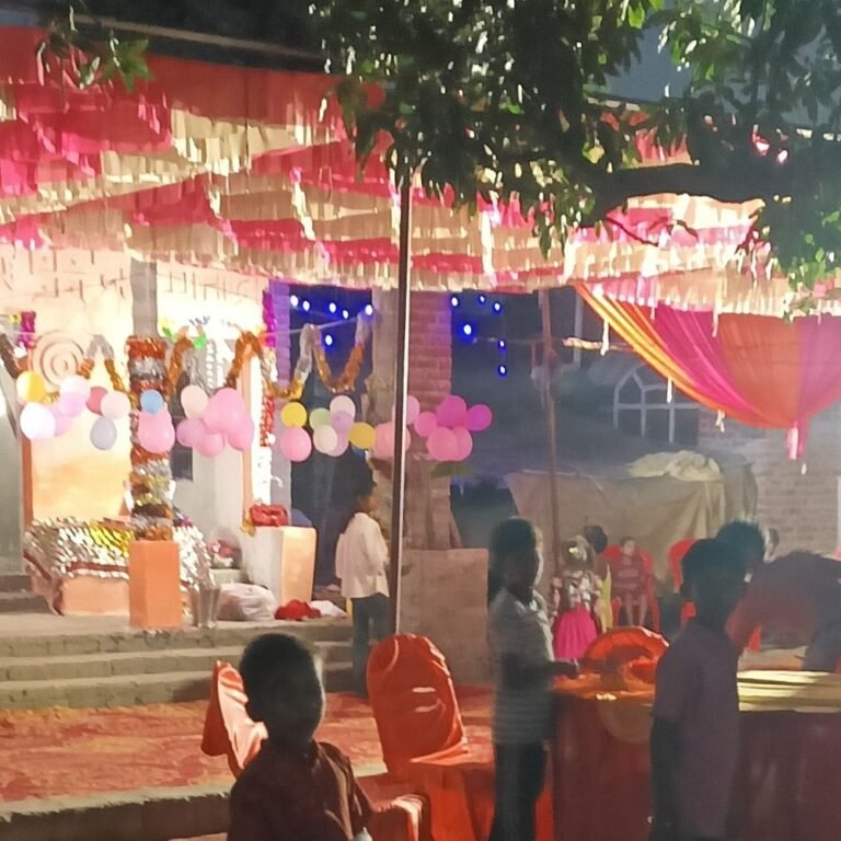 पुरैना क्षेत्र में स्थापित हुईं माता रानी की प्रतिमाएं:श्रद्धालु कर रहे पूजन-अर्चन, सोमवार से शुरू होंगे सांस्कृतिक कार्यक्रम