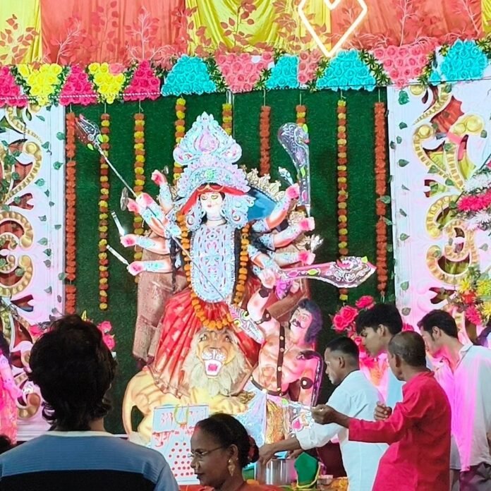 उतरौला में दुर्गा प्रतिमाएं पंडालों में स्थापित:वैदिक मंत्रोच्चार के साथ जयकारों से गूंजा माहौल, 9 दिन चलेगा महोत्सव