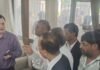 बलरामपुर में ज्ञापन देने पहुंचे वकीलों से नहीं मिले डीएम:ऑनलाइन दाखिल-खारिज के विरोध में एडीएम से बहस, तीनों बार संघों के अध्यक्ष मौजूद रहे बलरामपुर में ज्ञापन देने पहुंचे वकीलों से नहीं मिले डीएम:ऑनलाइन दाखिल-खारिज के विरोध में एडीएम से बहस, तीनों बार संघों के अध्यक्ष मौजूद रहे