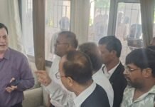 बलरामपुर में ज्ञापन देने पहुंचे वकीलों से नहीं मिले डीएम:ऑनलाइन दाखिल-खारिज के विरोध में एडीएम से बहस, तीनों बार संघों के अध्यक्ष मौजूद रहे बलरामपुर में ज्ञापन देने पहुंचे वकीलों से नहीं मिले डीएम:ऑनलाइन दाखिल-खारिज के विरोध में एडीएम से बहस, तीनों बार संघों के अध्यक्ष मौजूद रहे