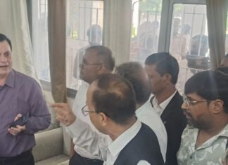 बलरामपुर में ज्ञापन देने पहुंचे वकीलों से नहीं मिले डीएम:ऑनलाइन दाखिल-खारिज के विरोध में एडीएम से बहस, तीनों बार संघों के अध्यक्ष मौजूद रहे बलरामपुर में ज्ञापन देने पहुंचे वकीलों से नहीं मिले डीएम:ऑनलाइन दाखिल-खारिज के विरोध में एडीएम से बहस, तीनों बार संघों के अध्यक्ष मौजूद रहे