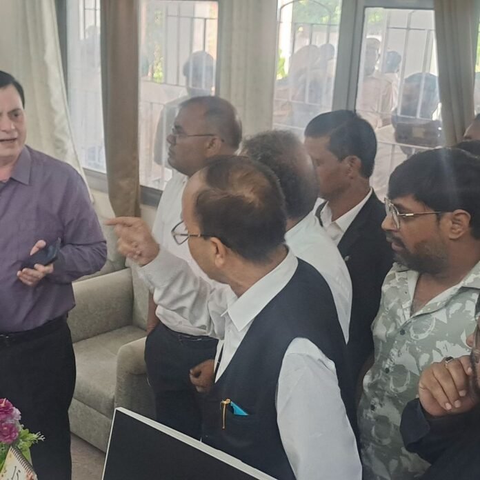बलरामपुर में ज्ञापन देने पहुंचे वकीलों से नहीं मिले डीएम:ऑनलाइन दाखिल-खारिज के विरोध में एडीएम से बहस, तीनों बार संघों के अध्यक्ष मौजूद रहे