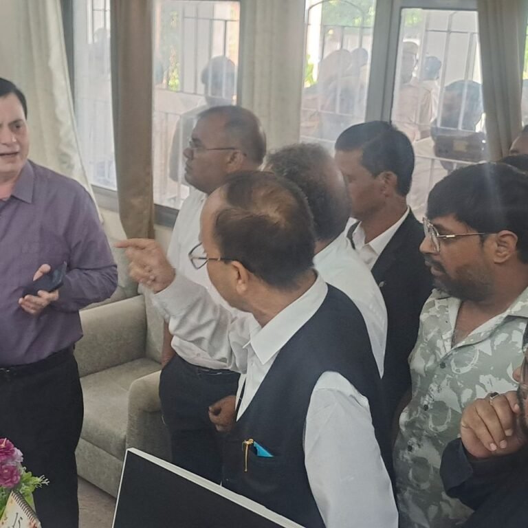 बलरामपुर में ज्ञापन देने पहुंचे वकीलों से नहीं मिले डीएम:ऑनलाइन दाखिल-खारिज के विरोध में एडीएम से बहस, तीनों बार संघों के अध्यक्ष मौजूद रहे