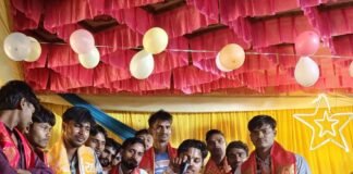 श्रावस्ती में नव दुर्गा पूजा महोत्सव के कार्यकर्ता सम्मानित:समिति ने अंगवस्त्र देकर उनके समर्पण और मेहनत की सराहना की श्रावस्ती में नव दुर्गा पूजा महोत्सव के कार्यकर्ता सम्मानित:समिति ने अंगवस्त्र देकर उनके समर्पण और मेहनत की सराहना की