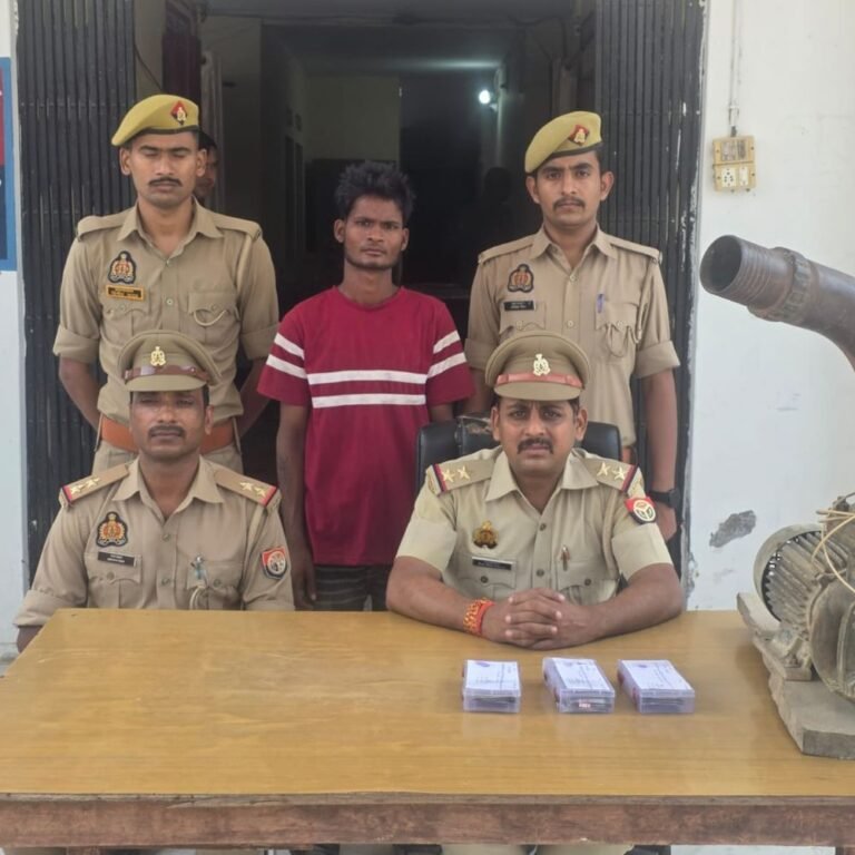 मुंडेरवा पुलिस नेचोर को नकदी और मोटर के साथ पकड़ा:आरोपी विक्की सोनकर कई वारदातों में शामिल, कोर्ट भेजा गया।