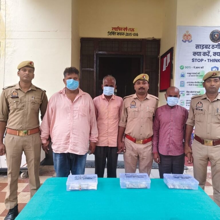 आवास का झांसा देकर बुजुर्ग से एक लाख ठगे:महराजगंज में 3 गिरफ्तार; बदले में दिया था 2 लाख का फर्जी चेक