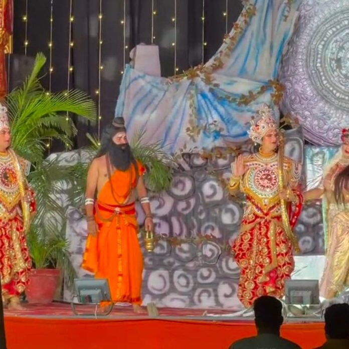 बलरामपुर में रामायण की सजीव झांकियां बनीं आकर्षण का केंद्र:नवरात्र के पांचवें दिन मां दुर्गा के पंडालों में उमड़ी श्रद्धालुओं की भीड़