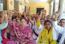 सिसवा सीएचसी पर स्वास्थ्यकर्मियों का हल्लाबोल:स्वास्थ्य सेवाओं से जुड़े कर्मचारियों का महाआंदोलन; राज्यकर्मी का दर्जा देने की मांग सिसवा सीएचसी पर स्वास्थ्यकर्मियों का हल्लाबोल:स्वास्थ्य सेवाओं से जुड़े कर्मचारियों का महाआंदोलन; राज्यकर्मी का दर्जा देने की मांग