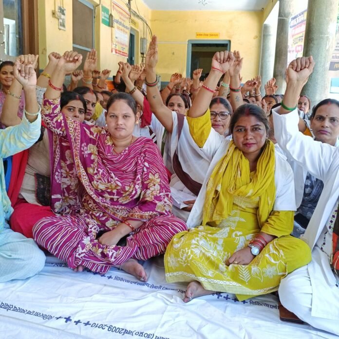 सिसवा सीएचसी पर स्वास्थ्यकर्मियों का हल्लाबोल:स्वास्थ्य सेवाओं से जुड़े कर्मचारियों का महाआंदोलन; राज्यकर्मी का दर्जा देने की मांग