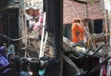 दिल्ली के सीमापुरी में जर्जर इमारत गिरी, मलबे में दबने से 2 लोग घायल