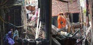 दिल्ली के सीमापुरी में जर्जर इमारत गिरी, मलबे में दबने से 2 लोग घायल