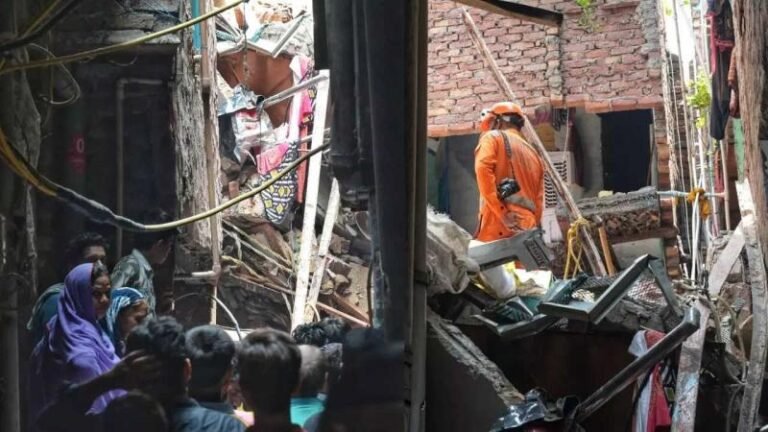 दिल्ली के सीमापुरी में जर्जर इमारत गिरी, मलबे में दबने से 2 लोग घायल