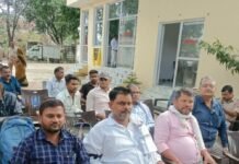 लेखपालों ने काली पट्टी बांधकर समाधान दिवस में जताया विरोध:प्रदेश कार्यकारिणी के निर्देश पर आंदोलन जारी, तहसीलदार की अध्यक्षता में हुआ आयोजन लेखपालों ने काली पट्टी बांधकर समाधान दिवस में जताया विरोध:प्रदेश कार्यकारिणी के निर्देश पर आंदोलन जारी, तहसीलदार की अध्यक्षता में हुआ आयोजन