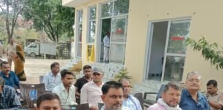 लेखपालों ने काली पट्टी बांधकर समाधान दिवस में जताया विरोध:प्रदेश कार्यकारिणी के निर्देश पर आंदोलन जारी, तहसीलदार की अध्यक्षता में हुआ आयोजन लेखपालों ने काली पट्टी बांधकर समाधान दिवस में जताया विरोध:प्रदेश कार्यकारिणी के निर्देश पर आंदोलन जारी, तहसीलदार की अध्यक्षता में हुआ आयोजन