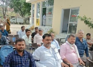 लेखपालों ने काली पट्टी बांधकर समाधान दिवस में जताया विरोध:प्रदेश कार्यकारिणी के निर्देश पर आंदोलन जारी, तहसीलदार की अध्यक्षता में हुआ आयोजन लेखपालों ने काली पट्टी बांधकर समाधान दिवस में जताया विरोध:प्रदेश कार्यकारिणी के निर्देश पर आंदोलन जारी, तहसीलदार की अध्यक्षता में हुआ आयोजन