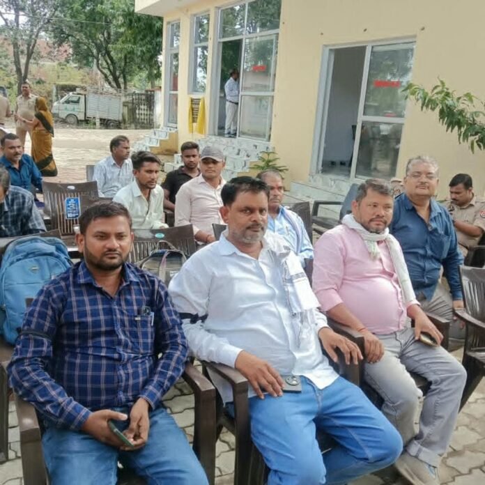 12d39656-2f9c-4518-a081-8025e6d67f9a_1791632385005.jpg लेखपालों ने काली पट्टी बांधकर समाधान दिवस में जताया विरोध:प्रदेश कार्यकारिणी के निर्देश पर आंदोलन जारी, तहसीलदार की अध्यक्षता में हुआ आयोजन