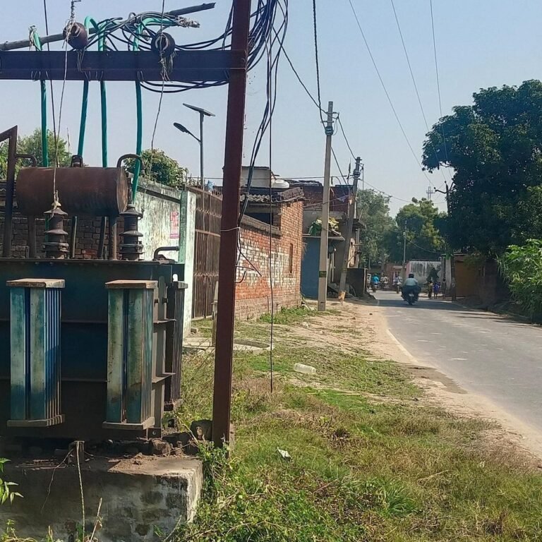 कसमरिया में सड़क किनारे खुला ट्रांसफार्मर:ग्रामीणों ने सुरक्षा घेरा लगाने की मांग की, कई शिकायतों के बाद भी कार्रवाई नहीं