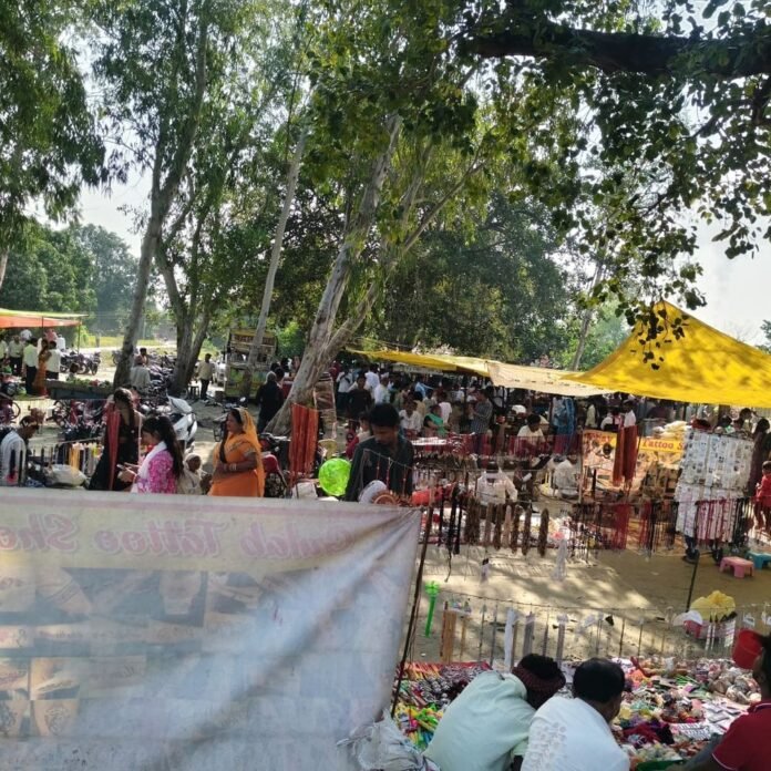 बस्ती के बाबा निहाल दास कुटी पर उमड़ी भीड़:सरयू नदी के तट पर स्थित कुटी में दर्शन के लिए दूर-दराज से पहुंचे श्रद्धालु