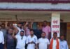 जर्जर सड़कों से परेशान युवाओं ने दी आंदोलन की चेतावनी:हरखापुर से सुजौली और कारीकोट मार्ग पर पुलिया-सड़क बनाने की मांग, ग्रामीणों को आवागमन में परेशानी जर्जर सड़कों से परेशान युवाओं ने दी आंदोलन की चेतावनी:हरखापुर से सुजौली और कारीकोट मार्ग पर पुलिया-सड़क बनाने की मांग, ग्रामीणों को आवागमन में परेशानी
