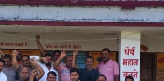 जर्जर सड़कों से परेशान युवाओं ने दी आंदोलन की चेतावनी:हरखापुर से सुजौली और कारीकोट मार्ग पर पुलिया-सड़क बनाने की मांग, ग्रामीणों को आवागमन में परेशानी जर्जर सड़कों से परेशान युवाओं ने दी आंदोलन की चेतावनी:हरखापुर से सुजौली और कारीकोट मार्ग पर पुलिया-सड़क बनाने की मांग, ग्रामीणों को आवागमन में परेशानी