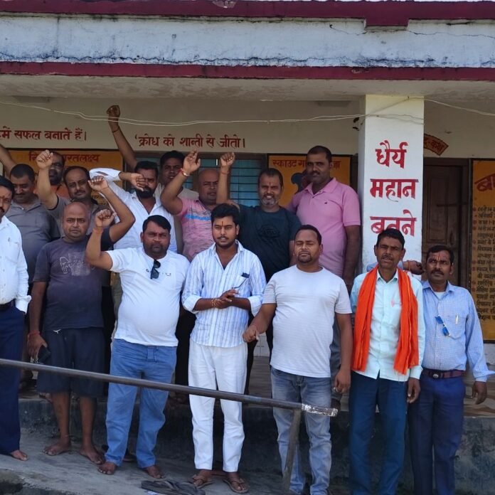 जर्जर सड़कों से परेशान युवाओं ने दी आंदोलन की चेतावनी:हरखापुर से सुजौली और कारीकोट मार्ग पर पुलिया-सड़क बनाने की मांग, ग्रामीणों को आवागमन में परेशानी